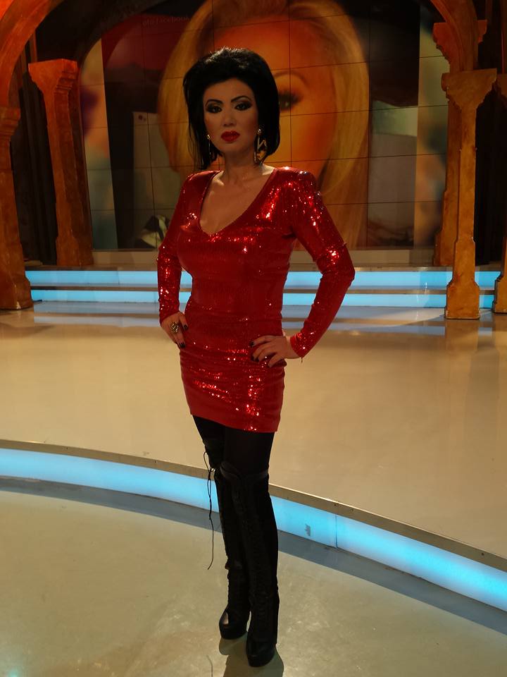 Adriana Bahmuţeanu adoptă ţinute extrem de îndrăzneţe de când s-a îndrăgostit