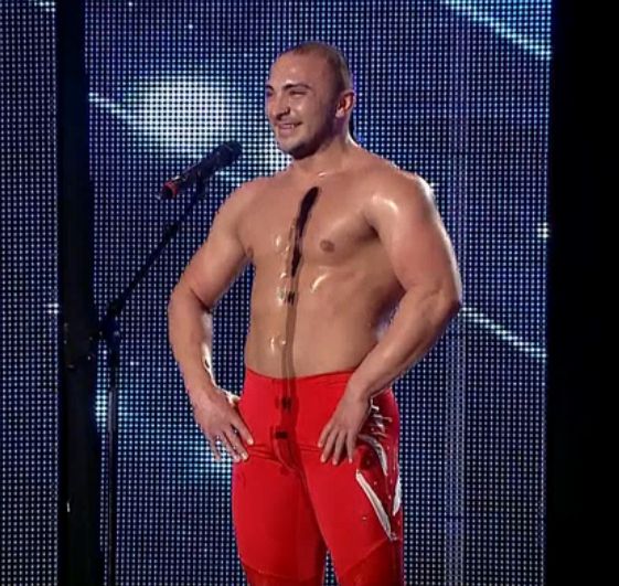 Acesta este tânărul care a ”incins-o” pe Mihaela