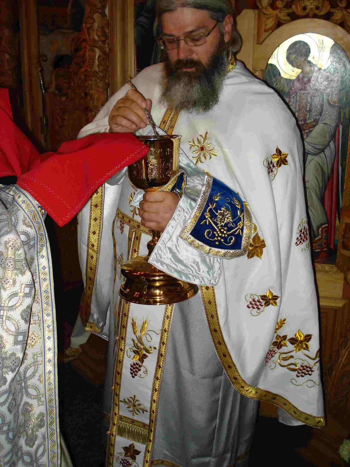 Părintele Calistrat a devenit cunoscut pe reţeaua de socializare.