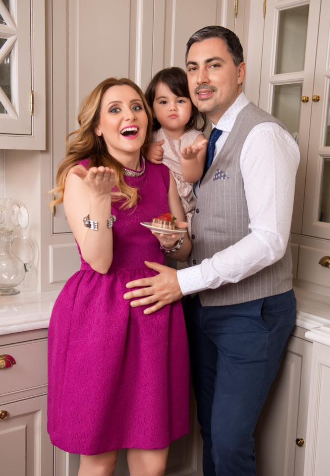 Alina Sorescu, Alexandru Ciucu şi micuţa Carolina formează o familie fericită