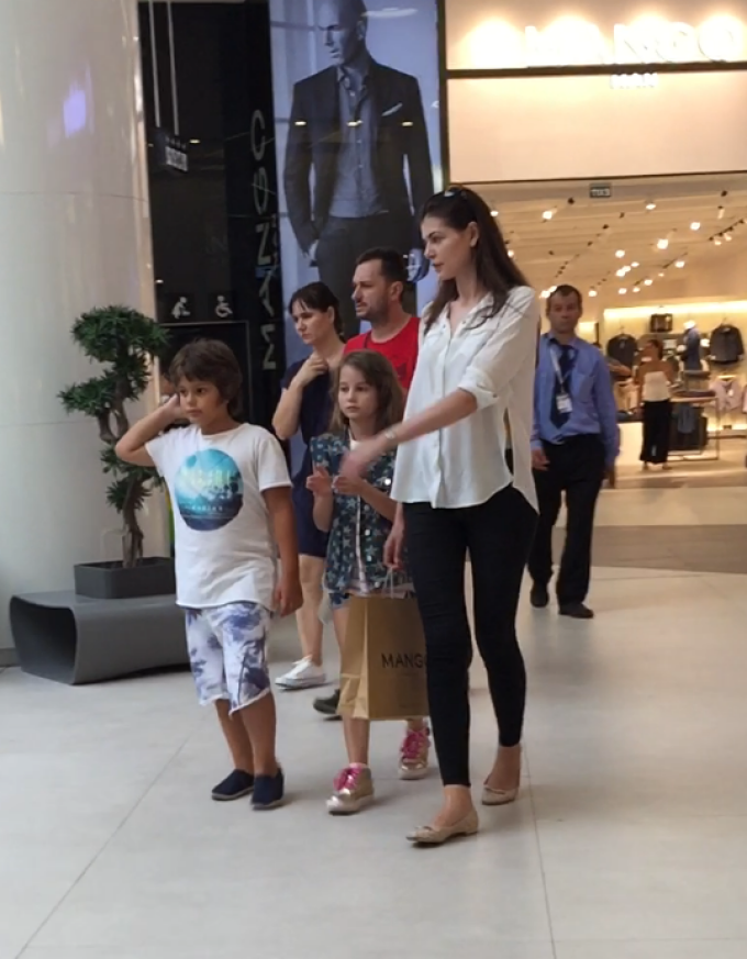 Monica a petrecut vara trecuta o zi intreaga la mall cu fiica ei, dar a iesit cu mainile goale din magazine