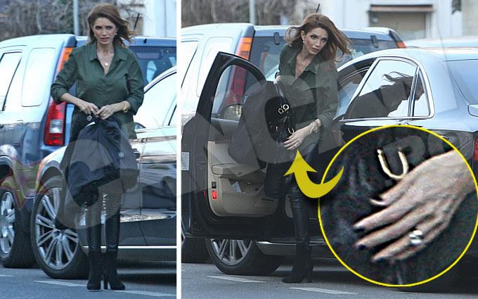 În ciuda problemelor pe care le are cu soţul ei, Cristina păstrează încă verigheta pe deget. CANCNA.ro a surprins-o, în urmă cu ceva timp, la o plimbare singurică. Şi nu era foarte fericită