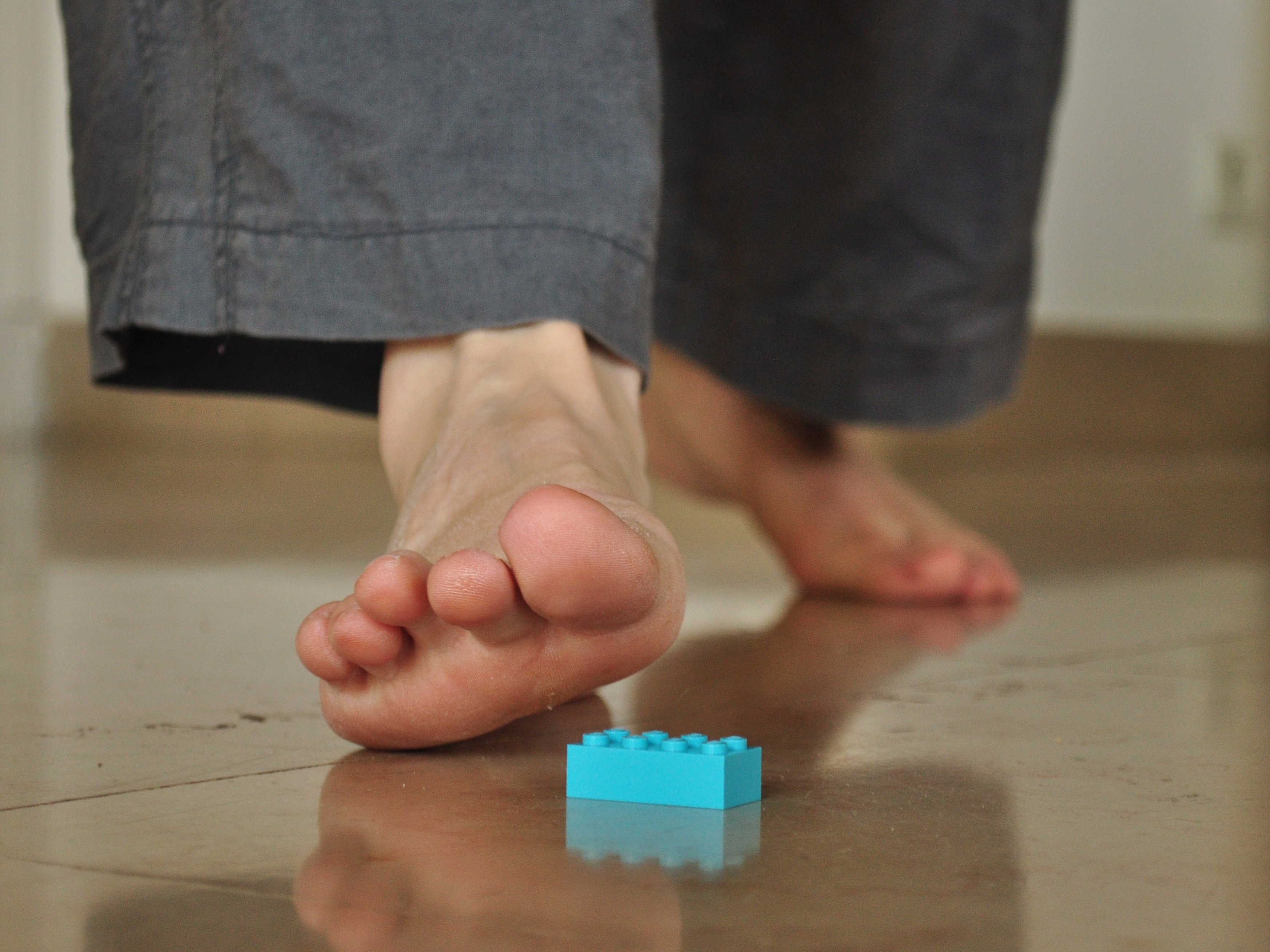 Copiilor li se pare amuzant să construiască şi să-şi creeze singuri jucăriile, însă părinţii au mereu de suferit din cauza pieselor Lego.