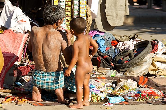 În New Delhi oamenii urinează pe stradă, iar mirosul este de-a dreptul înţepător.