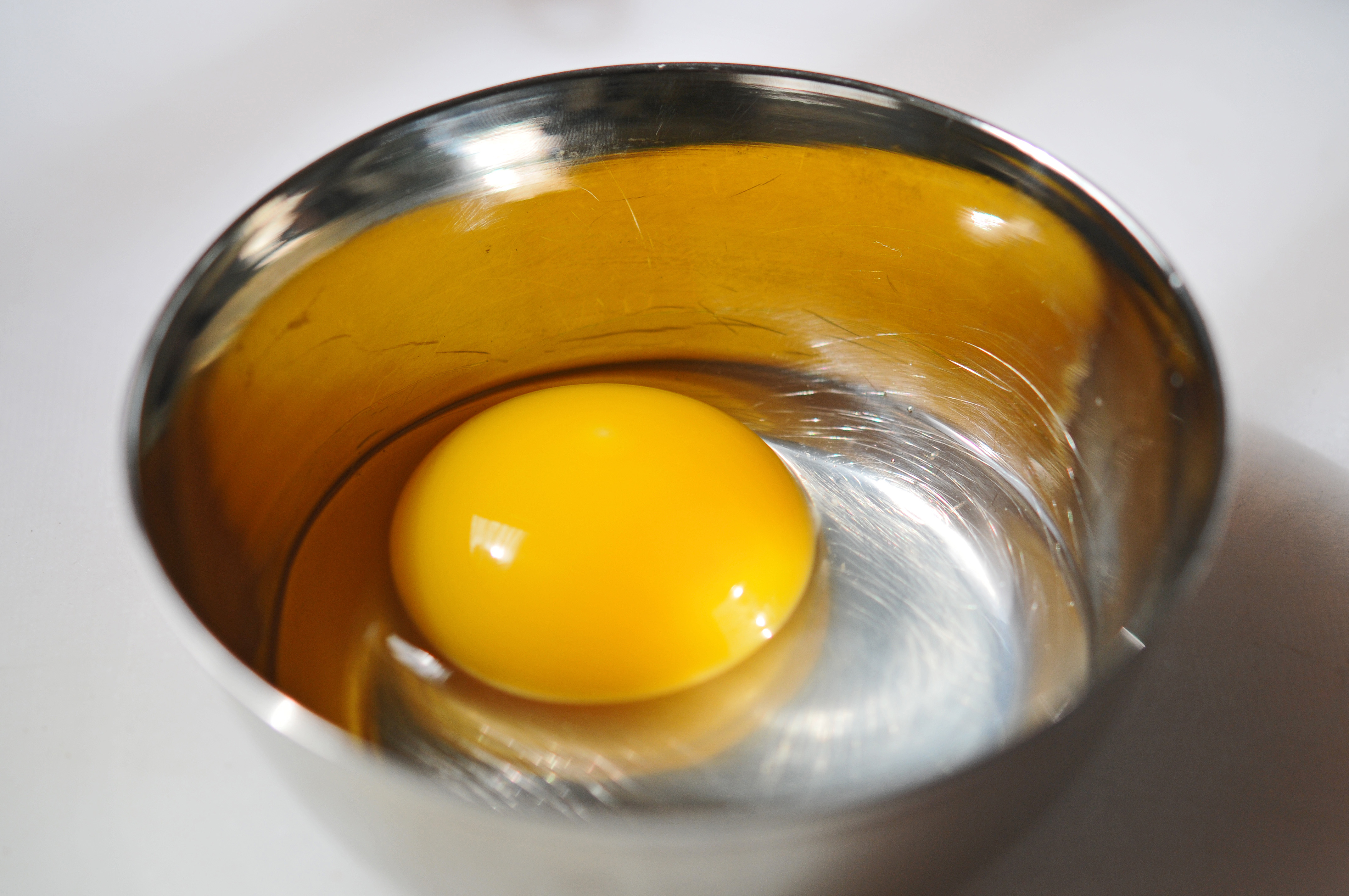 Pe măsură ce ouăle se învechesc, chalaza dispare.