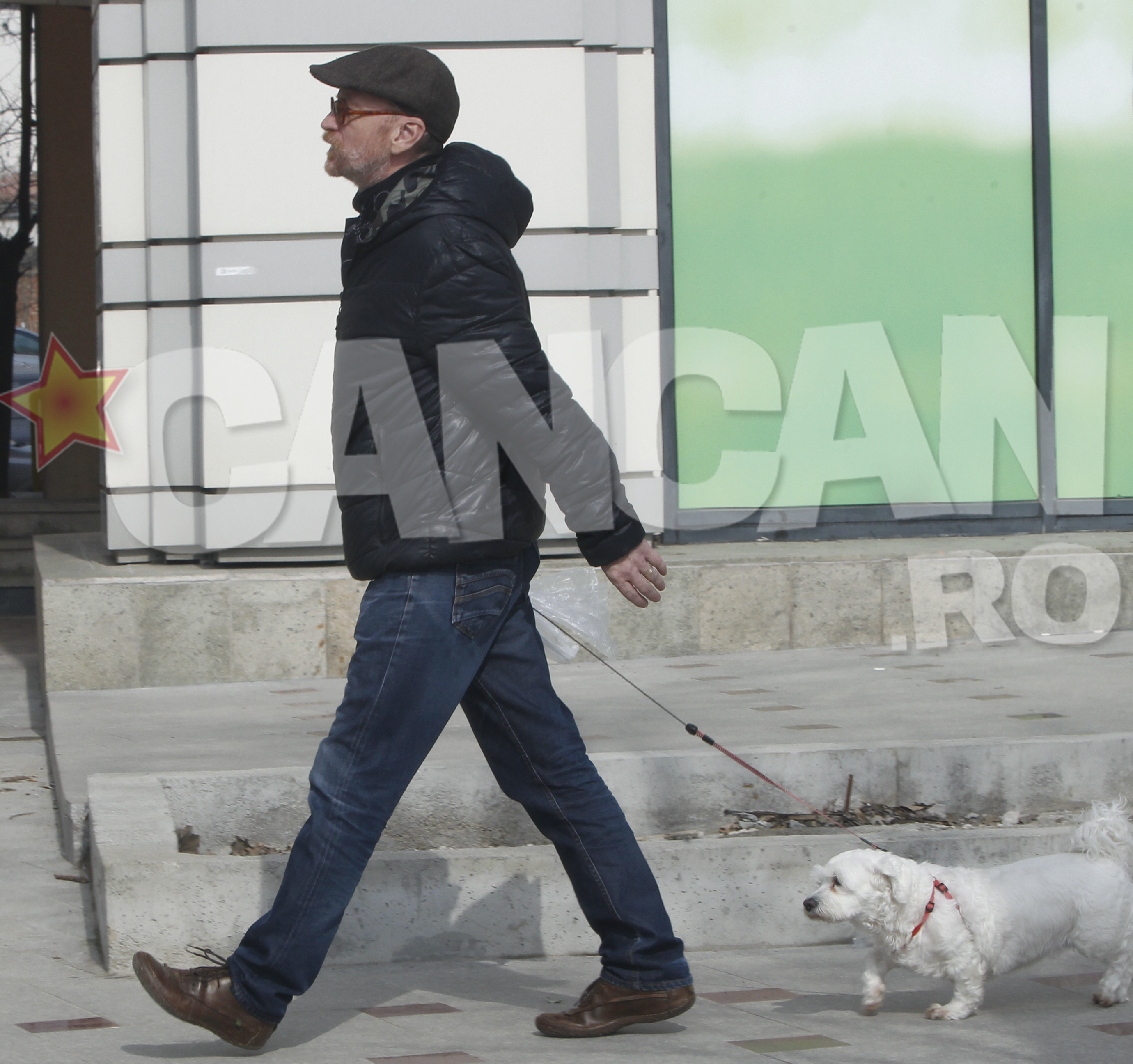 Ovidiu Cuncea, mult mai slab, îşi plimbă liniştit căţelul.