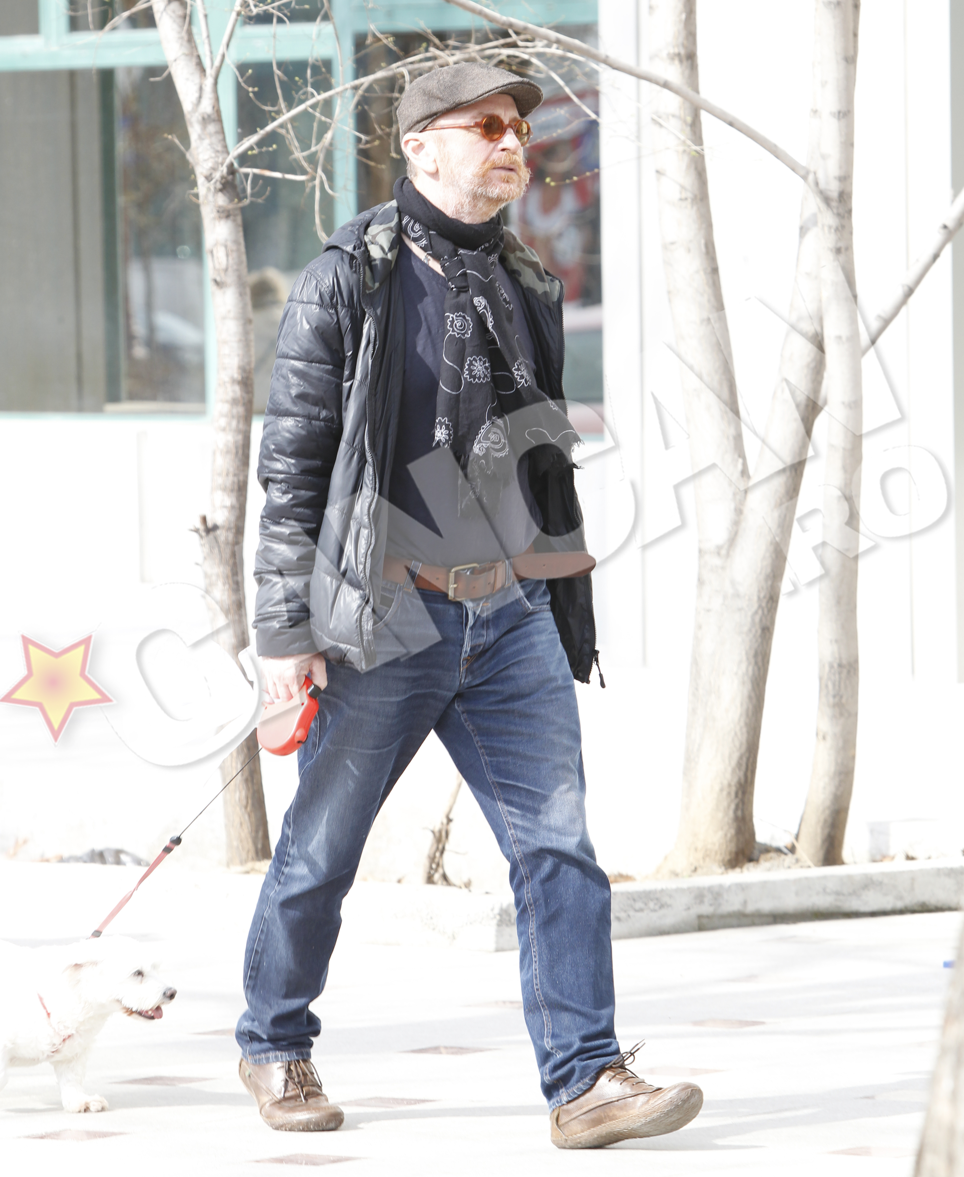 Ovidiu Cuncea- observăm cât de schimbat este actorul, are barba crescută, iar mustăţile nu mai au aceeaşi culoare, acelaşi portocaliu vesel.