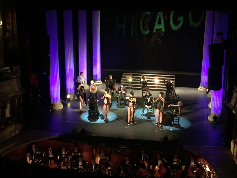 Cătălin Botezatu şi manechinele sale au pus în scenă Chicago, într-o interpretare provocatoare.