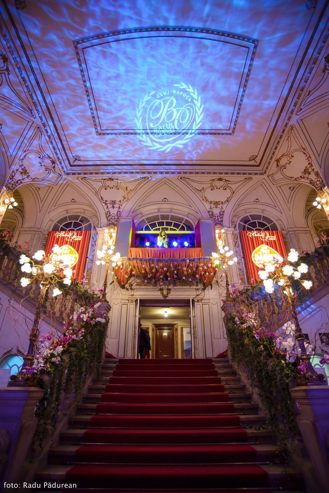 Cea care s-a ocupat de aranjamentele florale este designerul floral Florina Bogdan, soţia jurnalistului Rareş Bogdan.