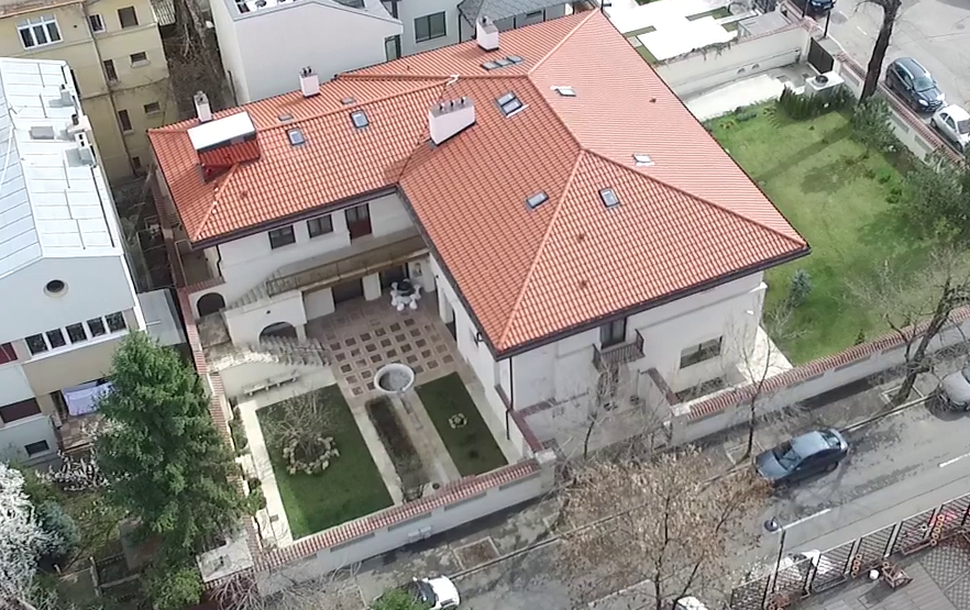 Aceasta este vila in cauză, estimată la aproximativ 4.000.000 de euro