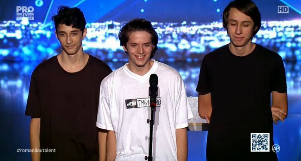 Cei trei baieti au pus-o de-un hip-hop