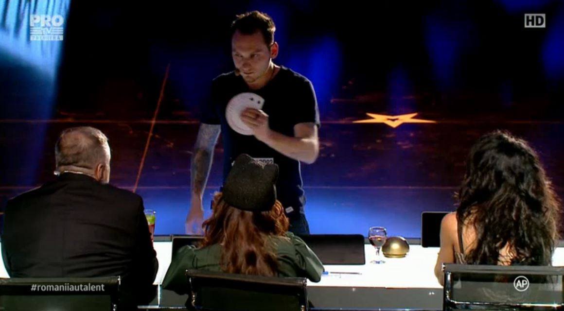 Trucul cu cărţile a prins la public