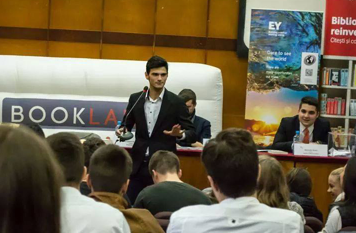 Eduard Burghelia, elev in clasa a XII-a la un liceu din Constanţa, a pus pe picioare o mică afacere şi a afirmat că şcoala nu l-a ajutat deloc în viaţă.