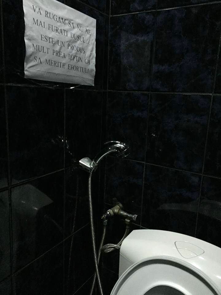 Se fura de oriunde, orice până şi capatul furtunului de duş