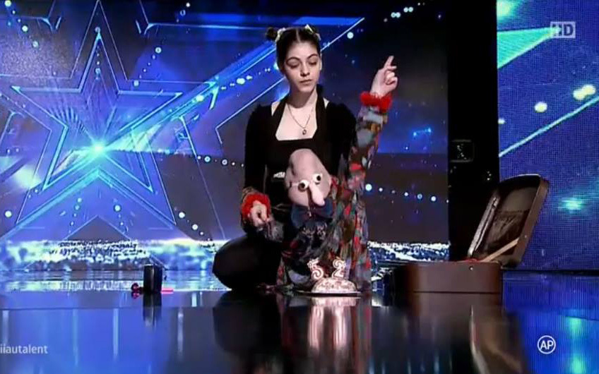 Asa se face arta...pe genunchi!