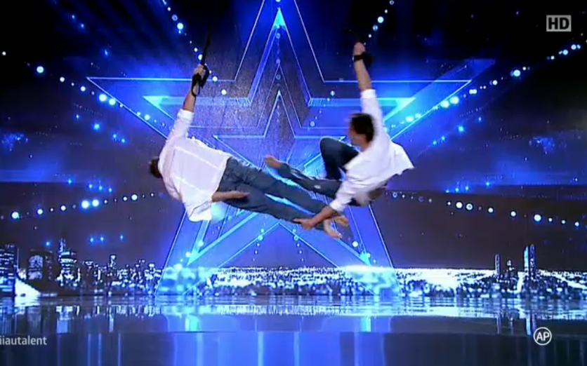Cei doi acrobaţi au lăsat juraţii muţi de uimire!