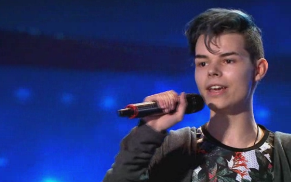 Tânărul din imagini a reuşit performanţa să ajungă direct în semifinală! Totul datorită vocii sale speciale!
