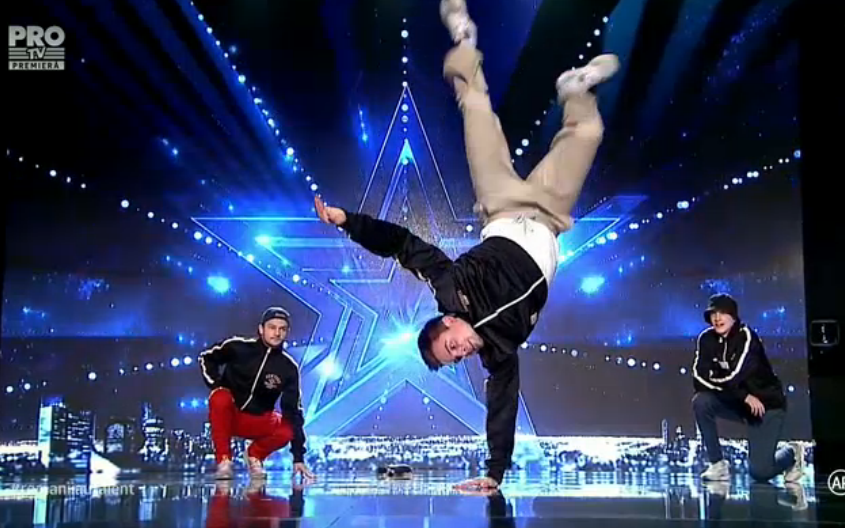 Cei trei tineri din Republica Moldova au executat mişcări dificile