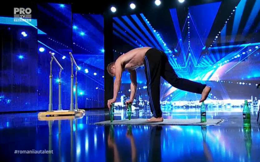 Tânărul a reuşit să se joace cu sticlele, la marea artă, spre deliciul Mihaelei..