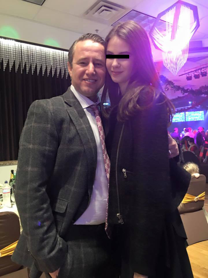 E greu să fii tată de fată, iar să fii tată vitreg e aproape imposibil. Reghecampf o păzeşte pe Rebeca mai ceva decât păzeşte Tamaş sticla de whisky.