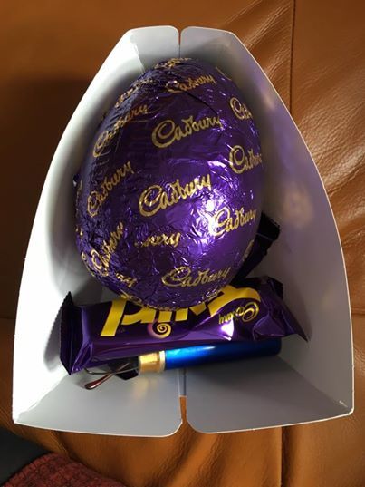 Charlotte a fotografiat oul de ciocolată alături de tot ce a găsit în interiorul său, inclusiv perechea de ochelari buclucaşă.