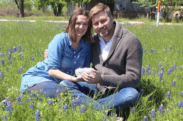 Cei doi îşi îmbrăţişează mâncarea preferată ca pe propriul copil