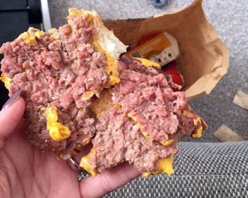 Acesta este hamburgerul pe care l-a primit