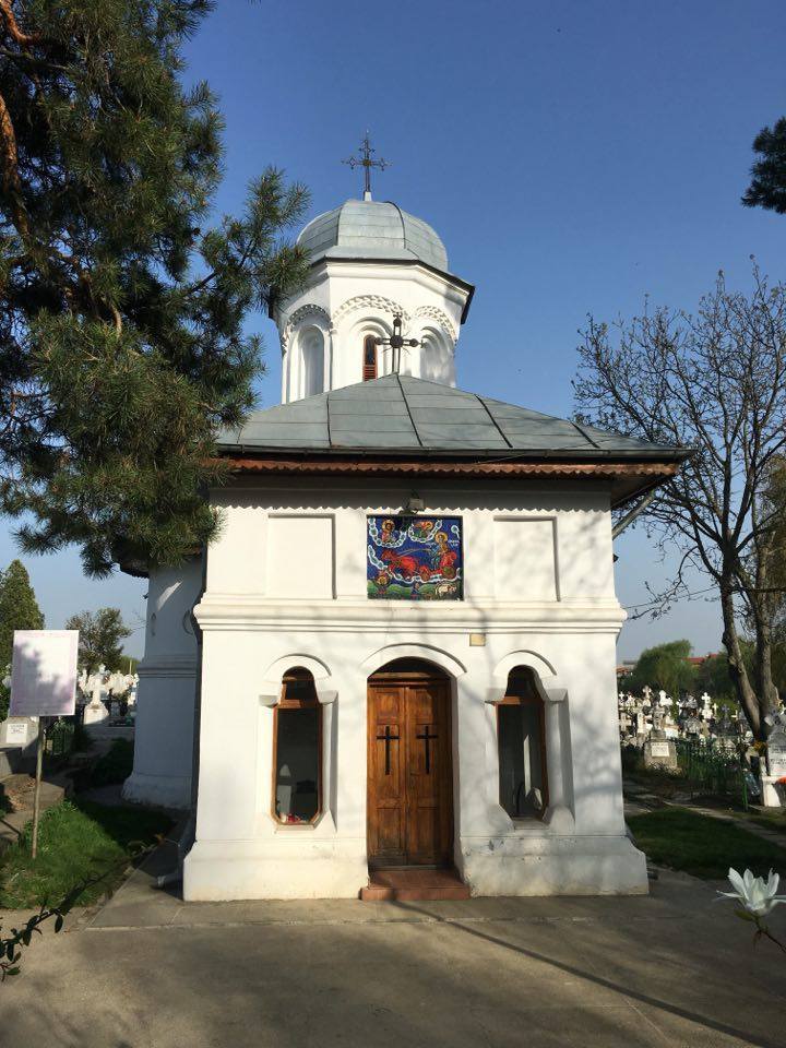 Capela cimitirului Pipera, acolo unde s-a pregătit locul de veci oferit de Gigi Becali pentru familia lui Cornel Patrichi.