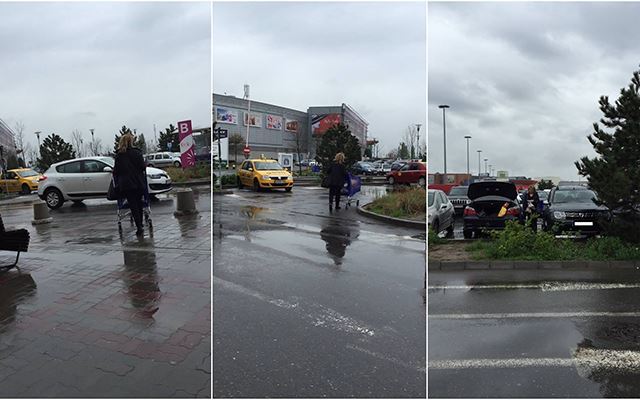 Maria Băsescu se chinuie singură cu căruţul, pe o vreme ploioasă.