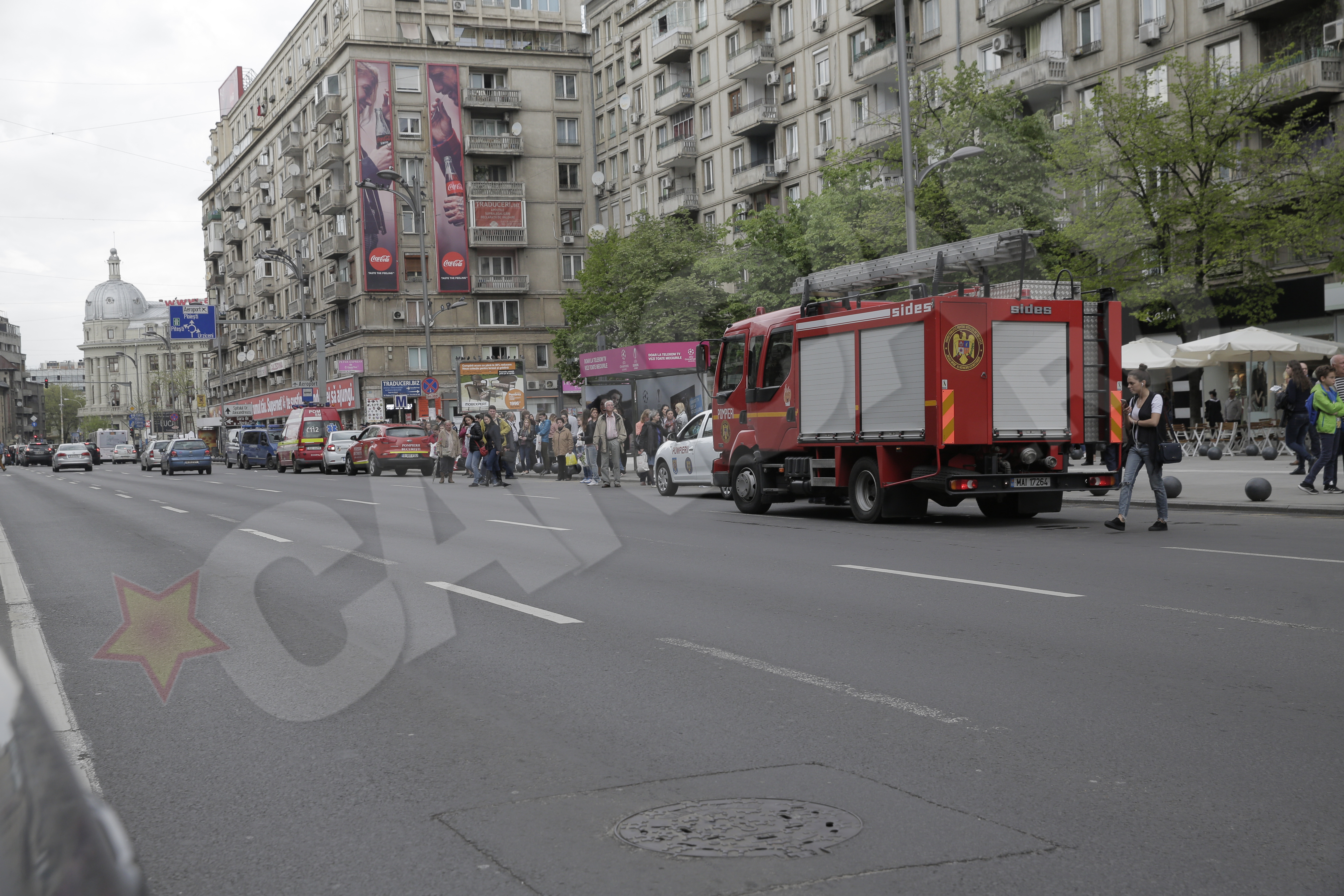 Incendiul a izbucnit în după-amiaza de marţi, iar câteva persoane au fost transportate la spital pentru a primi îngrijiri medicale