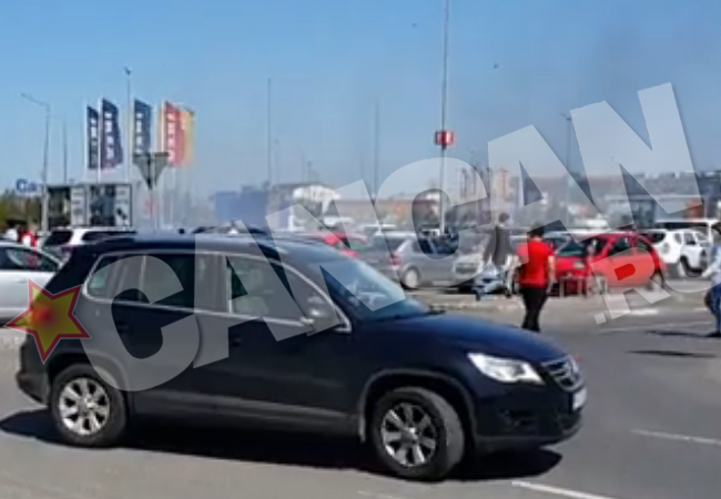 O maşină a luat foc într-o parcare din Bucureşti.
