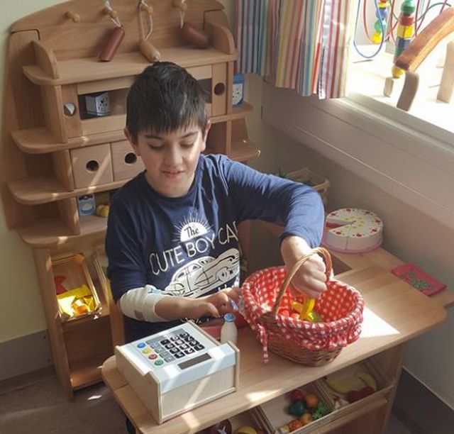 Cristi visează să alerge în parc ca orice copil de vârsta lui.