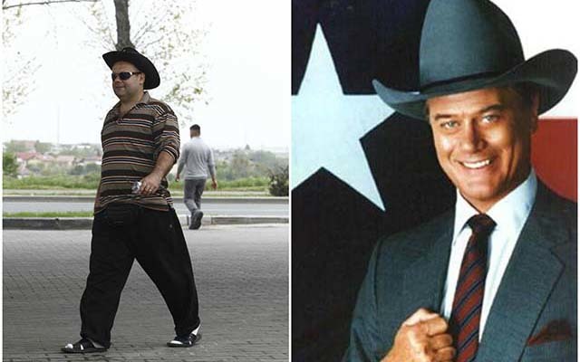 Deşi singurul petrol pe care îl are domnul din imagini este cel din rezervorul maşinii, nu putem nega asemănarea fizică între el şi JR.