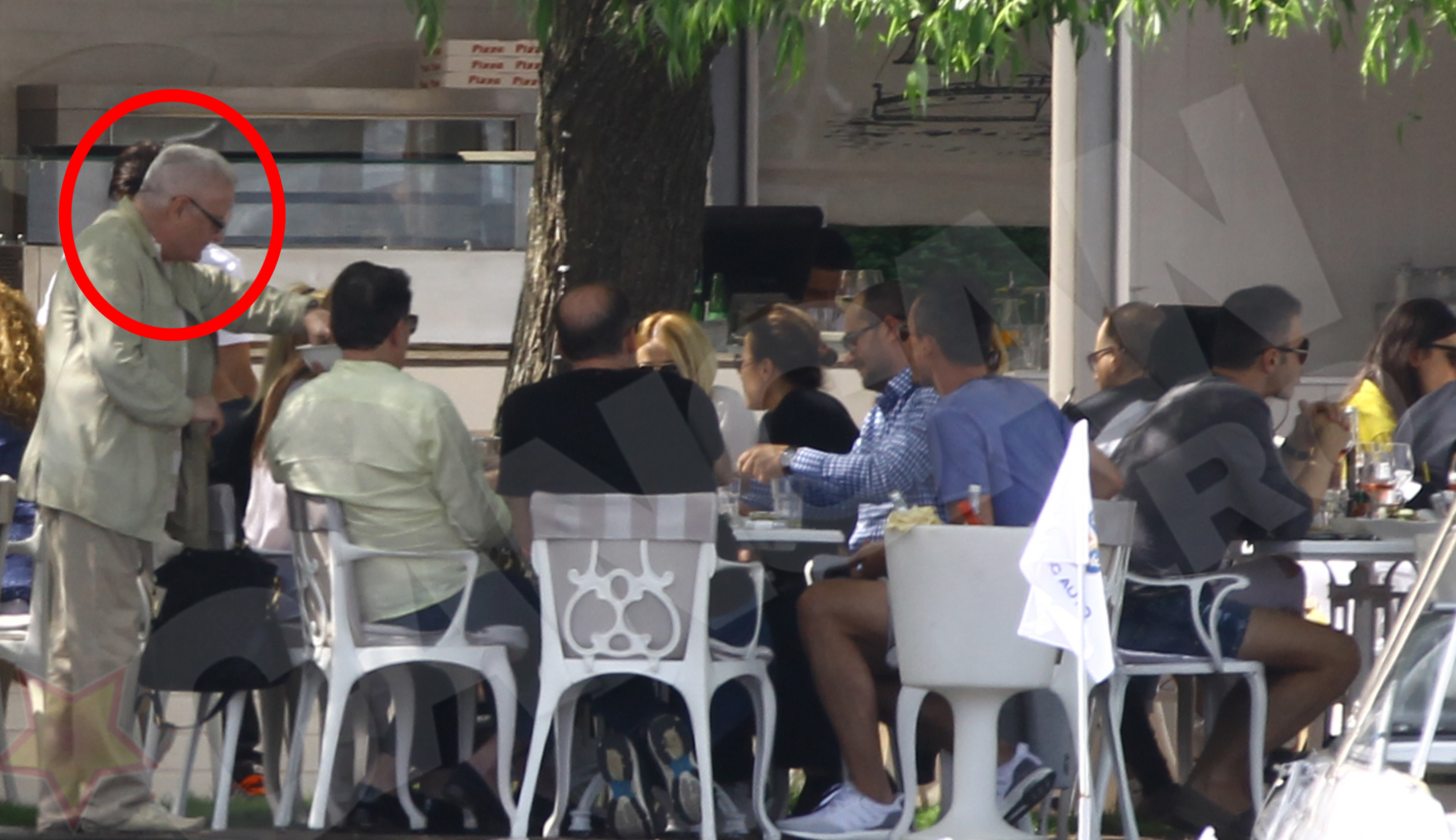 Irinel Columbeanu a discutat cu cei care se aflau la terasă