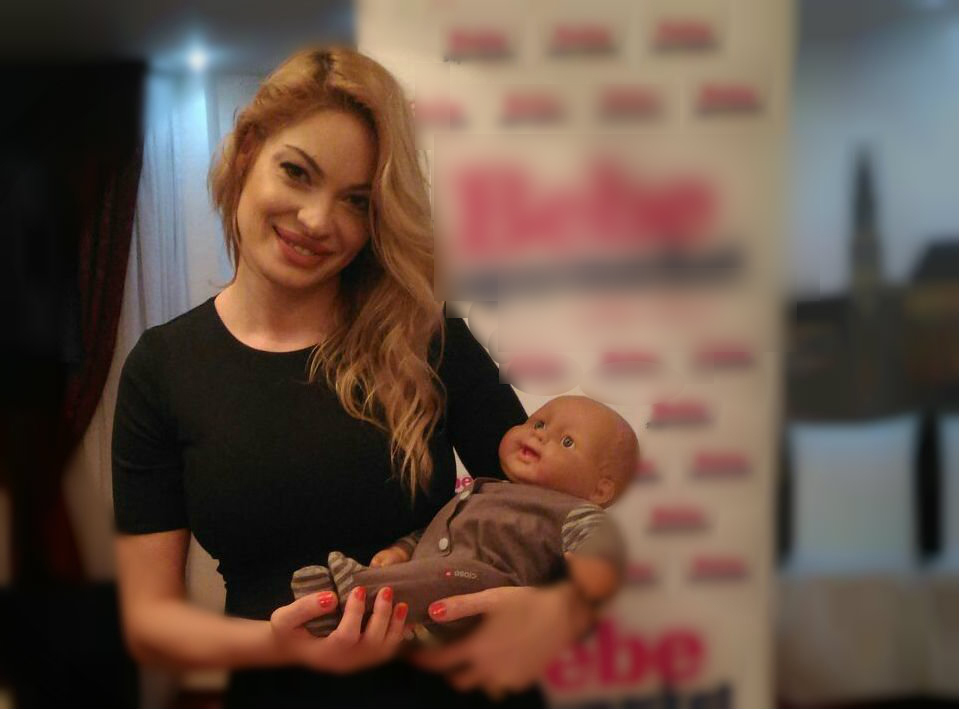 Valentina Pelinel ţine în braţe o păpuşă, în aşteptarea „bebeluşului poznaş“, pe care îl va aduce pe lume în curând