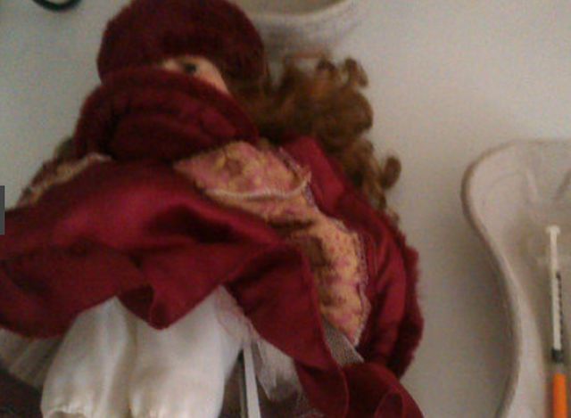 Seringa lângă păpuşa cu pricina