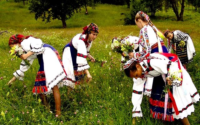 Ziua de Sfântul Gheorghe are o importanţă majoră în viaţa românilor, semnificând renaşterea naturii şi a spiritului, verdele fiind culoarea magică a acestei perioade.