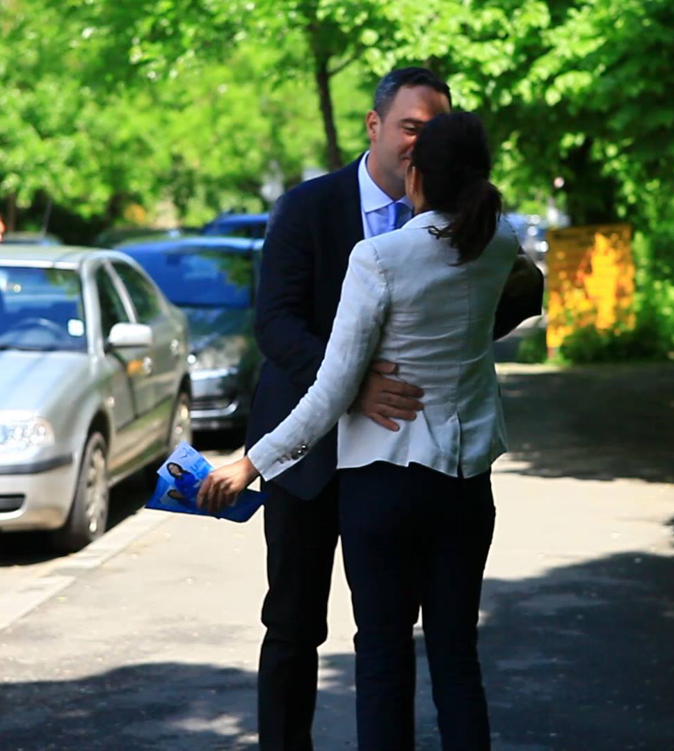 Într-adevăr, în această imagine Laura nu se sărută cu Nazare