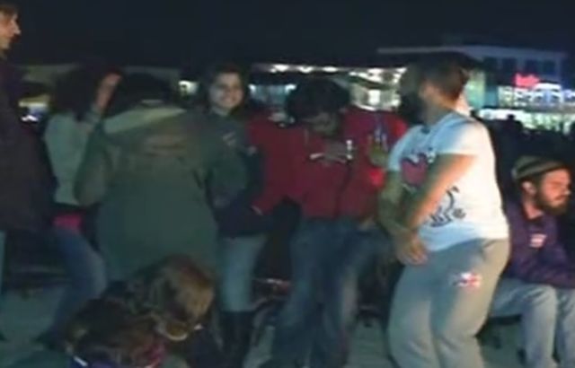 Tineri au dansat în tricou