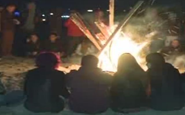 Focul de tabără şi alcoolul le-a ţinut de cald