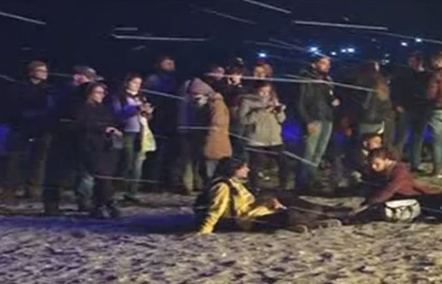 Tinerii au stat pe nisipul rece fără să le pese