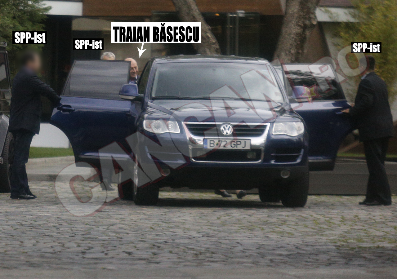 Traian Băsescu nu şi-a pierdut simţul umorului, glumind cu echipa care i-a asigurat paza pe durata cinei cu soţia sa.