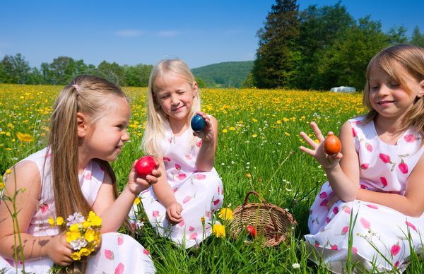 În unele sate din Oltenia, copiii sunt cei care au întâietate atunci când vine vorba de ciocnitul primelor ouă de Paşte.