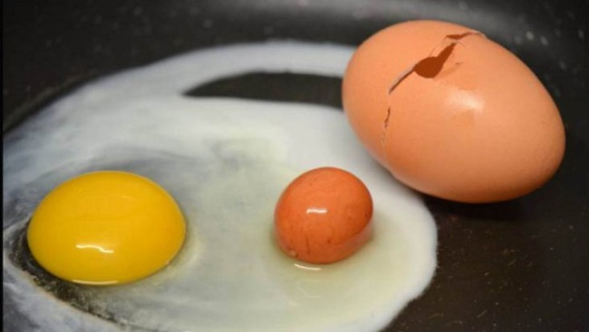 O femeie a avut un şoc când a spart un ou.