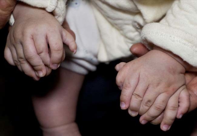 El este băiatul care s-a născut cu 15 degete la mâini şi 16 la picioare.