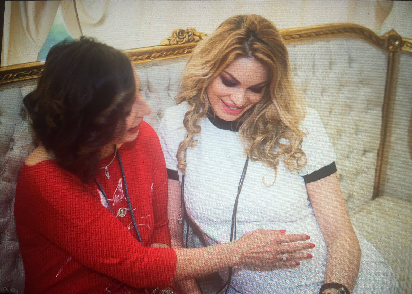 Valentina Pelinel le-a răspuns curioşilor la întrebarea „va fi băiat sau fată?“ prin această fotografie pe Instagram