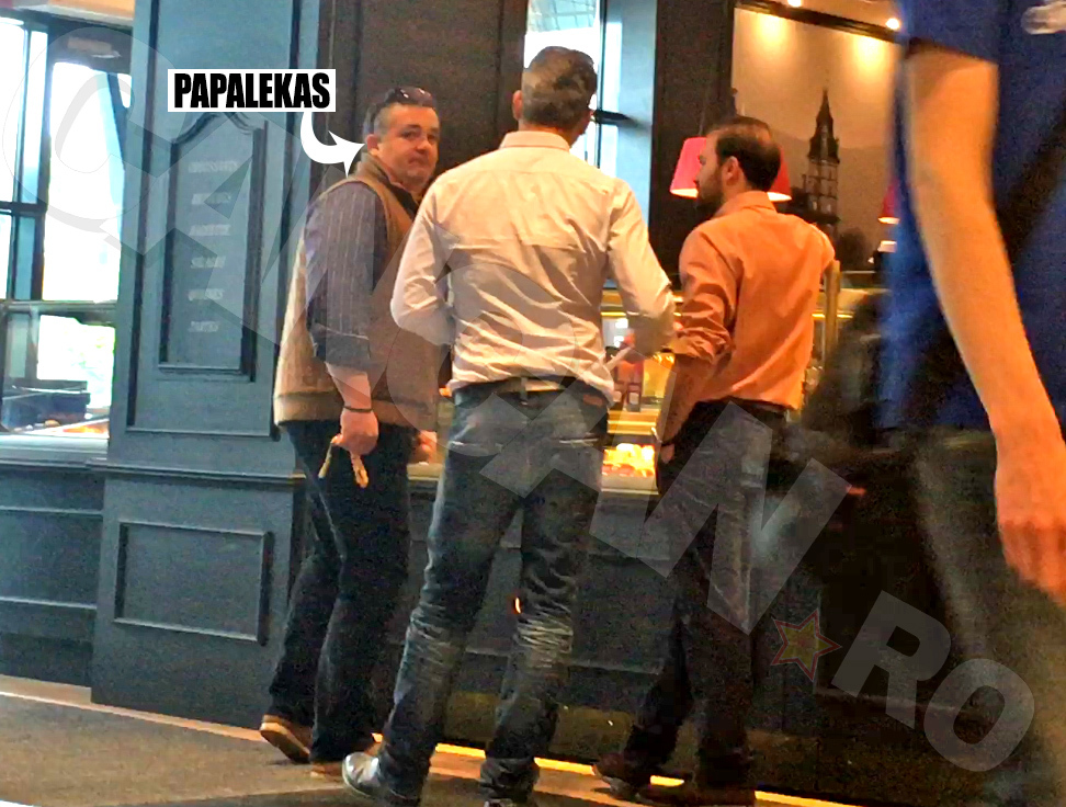 Sincer, dacă v-aţi fi intersectat întâmplător la mall cu Ioannis Papalekas, câţi dintre voi aţi fi putut bănui că domnul din imagini câştigă atât de mulţi bani într-o lună încât nici nu-i poate cheltui?! 