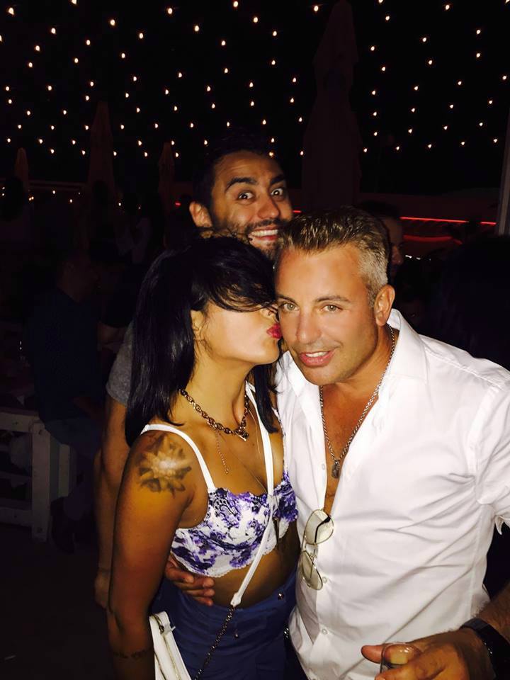 Candidatul la fotoliul de primar al Constanţei este asaltat de admiratoare