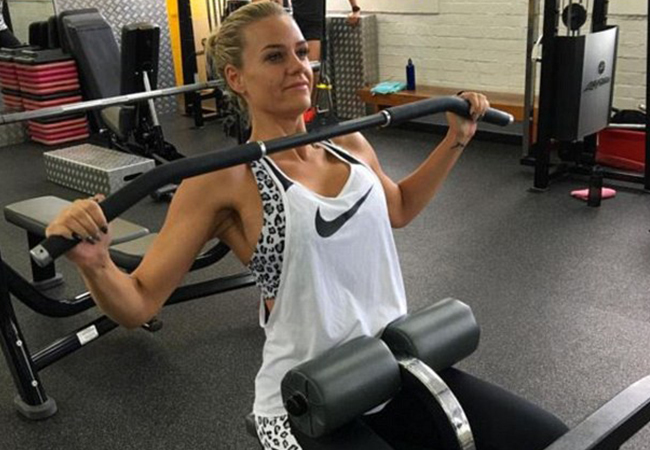 Simone mănâncă acum sănătos şi merge des la sală.