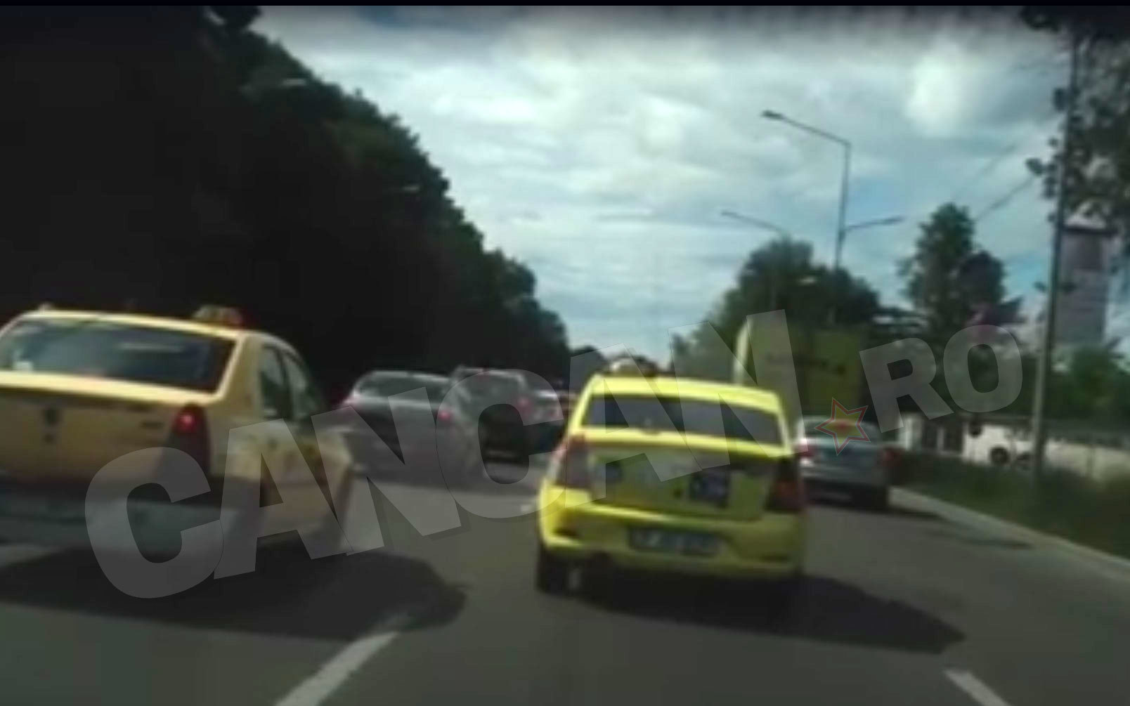 Circulaţia la ieşirea din Capitală se desfăşura cu dificultate până ce maşinile au fost îndepărtate de pe carosabil